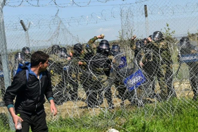 Des policiers madéconiens lancent des pierres sur les migrants le 10 avril 2016 à Idomeni