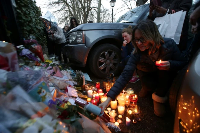 Fleurs et bougies déposées le 26 décembre 2016 devant le domicile de George Michael à Londres
