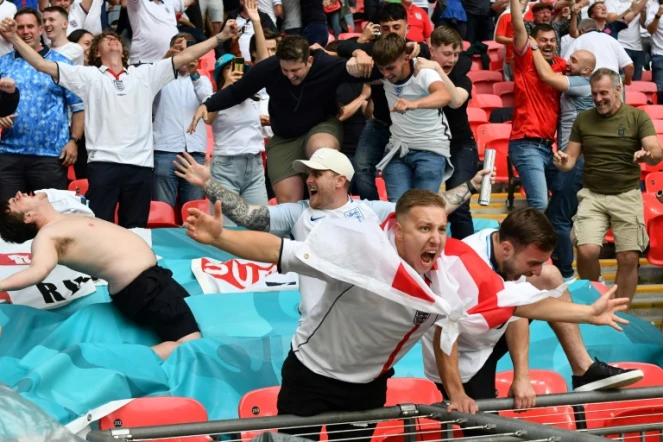 Les supporters anglais, agglutinés les uns sur les autres, célèbrent le but de Harry Kane contre l'Allemagne à l'Euro, le 29 juin 2021 à Wembley