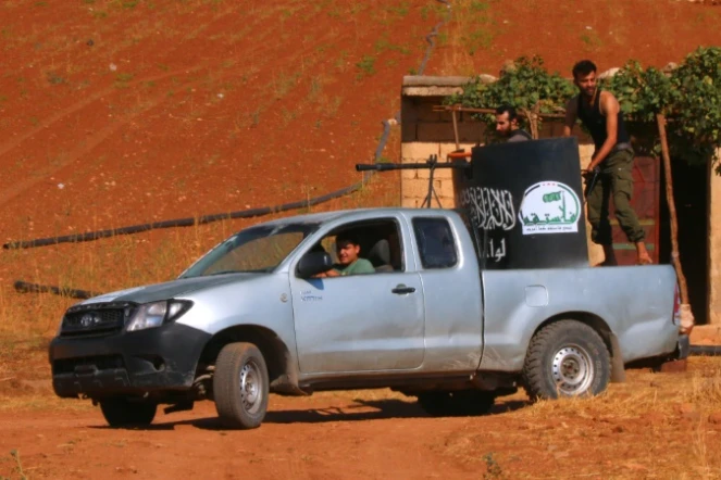 Des combattants à bord d'un véhicule armé le 1er septembre 2015 à Marea