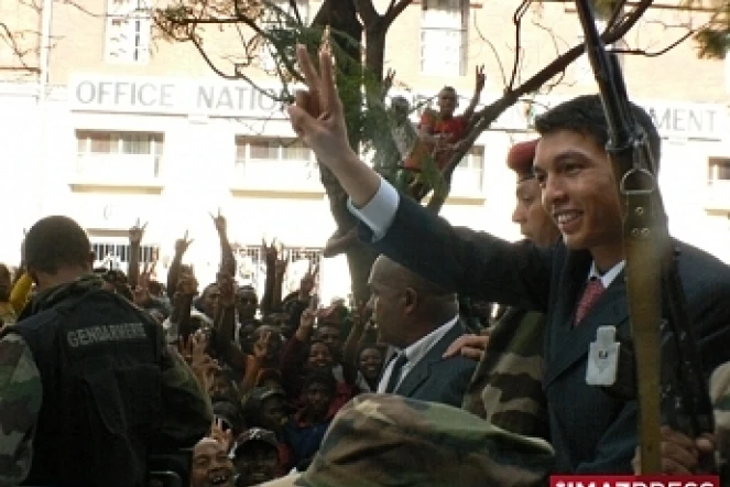 Lundi 16 mars 2009 -

Le nouvel homme fort de Madagascar, Andry Rajoelina (TGV) à son arrivée au palais présidentiel d'Ambohitforohitra (Photo D.R.)