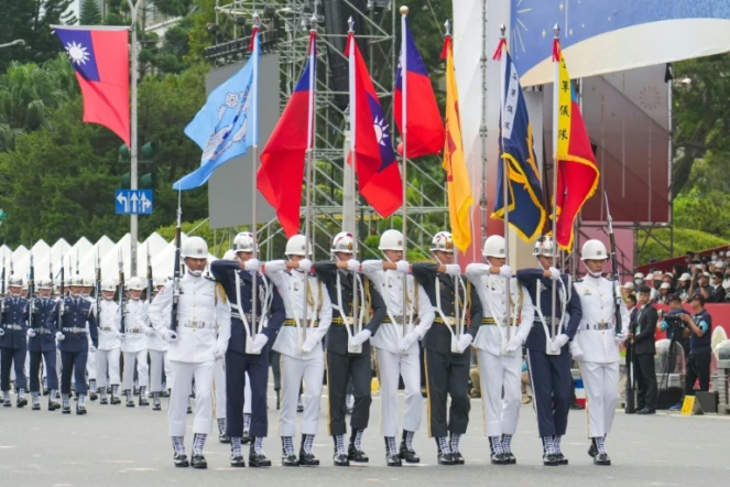 Des gardes d'honneur lors de la fête nationale taïwanaise, le 10 octobre 2024 à Taipei