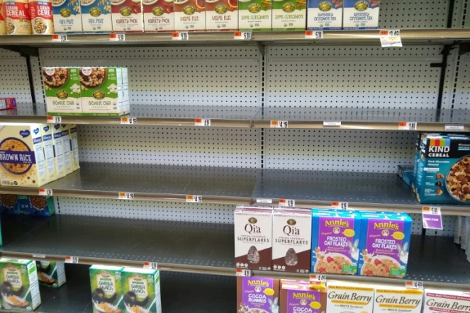 Des rayons presques vides dans un supermarché de Bethesda dans le Maryland le 13 janvier 2022