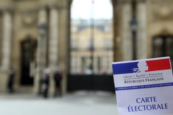 Une carte électorale avec l'Elysée en arrière plan le 18 avril 2012 à Paris