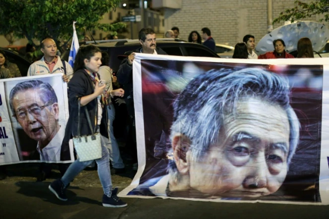 Des partisans d'Alberto Fujimori rassemblés devant la clinique où l'ancien président péruvien a été hospitalisé, le 3 octobre 2018 à Lima