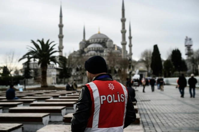 Un policier turc en faction dans le quartier touristique de Sultanahmet à Istanbul, le 15 janvier 2016