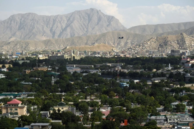 Un hélicoptère militaire américain survole la zone verte de Kaboul, le 19 juin 2019 en Afghanistan