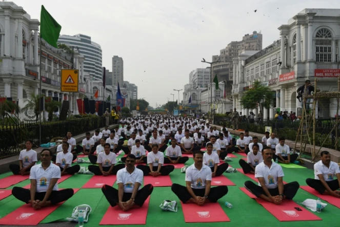 Des Indiens célèbrent la journée du yoga à New Delhi, le 21 juin 2017
