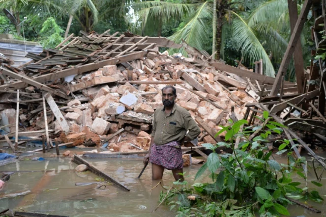 Ajith Prasad devant les restes de sa maison détruite par les inondations dans la province du Kerala au sud de l'Inde, le 17 août 2018