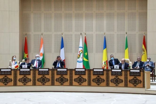 Le président français Emmanuel Macron (2e à g) et ses homologues des pays du G5 Sahel, lors d'un sommet à Nouakchott le 30 juin 2020