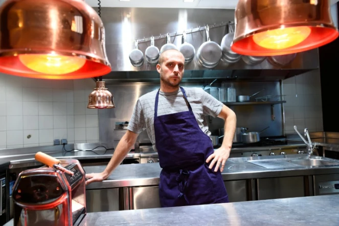 Le chef italien Giovanni Passerini dans les cuisines du restaurant parisien portant son nom, le 4 novembre 2016