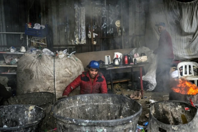 Un réfugié afghan trie les déchets recyclables dans une décharge à Istanbul, le 18 novembre 2021 en Turquie