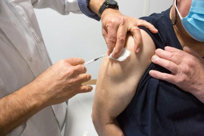 Un médecin reçoit une injection du vaccin AstraZeneca contre le Covid-19, le 26 février 2021 à Gragnangue, près de Toulouse