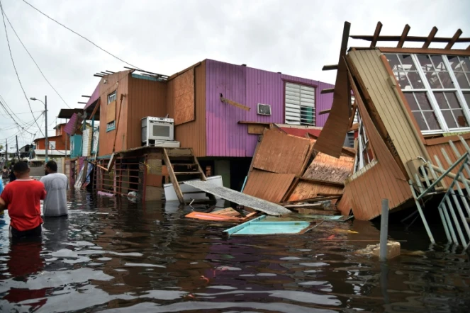 Maisons détruites et rue inondée à Juana Matos, sur l'île de  Porto Rico, le 21 septembre 2017 après le passage de l'ouragan Maria