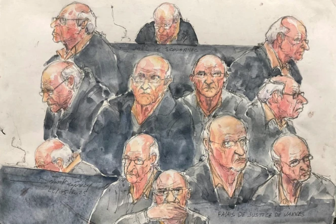 Croquis d'audience du 22 mai 2025 montrant l'ex-chirurgien pédocriminel Joël Le Scouarnec réagissant lors de l'audience de son procès pour viols et agressions sexuelles, au palais de justice de Vannes, dans le Morbihan