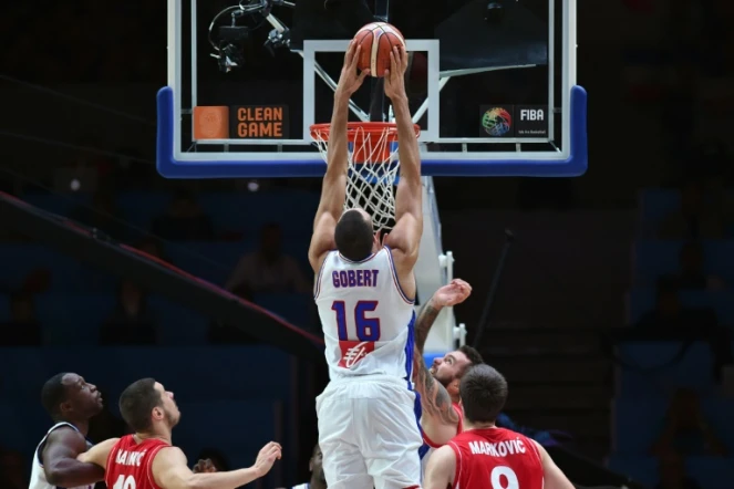 Le Français Rudy Gobert inscrit un panier contre la Serbie, lors du match pour la médaille de bronze de l'Euro, le 20 septembre 2015 à Villeneuve-d'Ascq