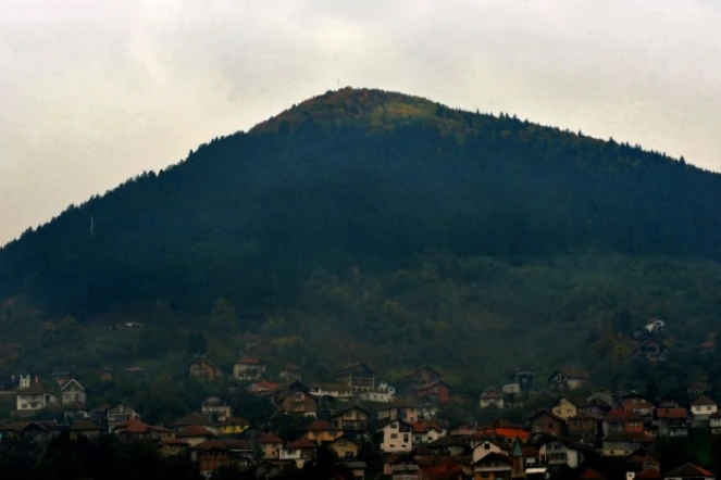 La colline boisée surplombant le village de Visoko, près de Sarajevo, le 24 octobre 2020 en Bosnie