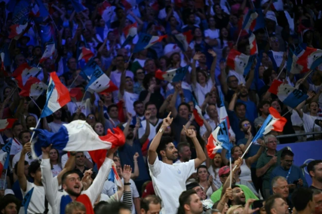 Le public en liesse après la victoires des volleyeurs en finale du tournoi olympique, la 15e médaille d'or française de ces Jeux, le 10 août 2024 à Paris