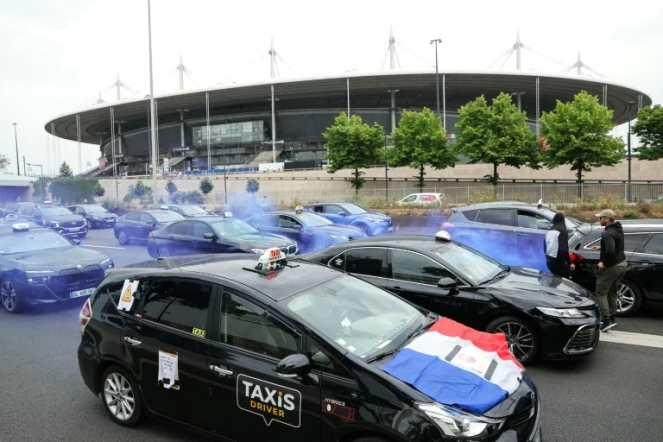 Manifestation de taxis à Saint-Denis en Seine-Saint-Denis, le 21 mai 2025