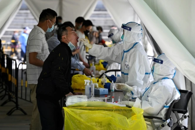 Des habitants se font tester au Covid-19, le 26 avril 2022 à Pékin