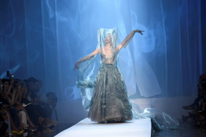 Des volutes virtuelles de cigarette accompagnent les créations de Jean-Paul Gaultier présentées lors d'un défilé automne/hiver 2018/2019 à Paris le 4 juillet 2018