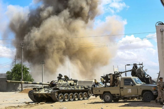 Des forces loyales au Gouvernement d'union nationale, à Wadi Rabi au sud de Tripoli, le 12 avril 2019