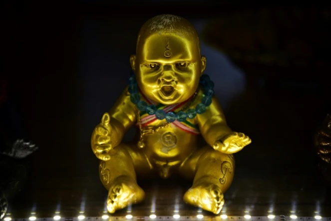 Une figurine "Fils doré" à vendre au temple bouddhiste Wat Sam Ngam dans la province de Nakhon Pathom, le 20 mai 2020 en Thaïlande
