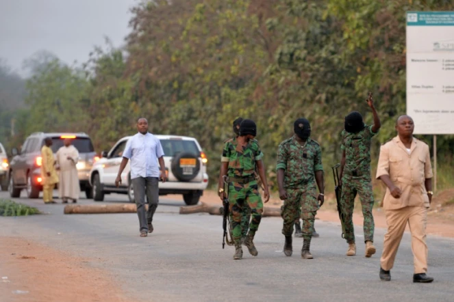 Sous leurs masques, des militaires impliqués dans la mutinerie de Bouaké, le 6 janvier 2017 à l'entrée de la ville ivoirienne