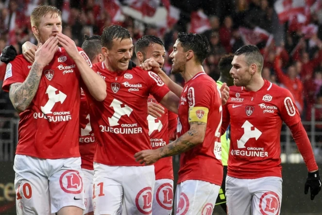 Les Brestois se congratulent après le but de Gaëtan Charbonnier contre Niort lors de la dernière journée de Ligue 2, le 10 mai 2019 au stade Francis Le Blé