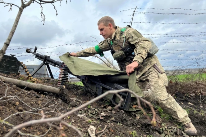 Un officier ukrainien près de sa mitrailleuse lourde sur la ligne du front près de Kharkiv, dans le nord-est de l'Ukraine, le 17 avril 2022