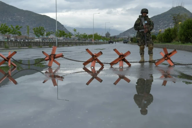 Un soldat de l'armée nationale afghane monte la garde à Kaboul, le 19 avril 2016