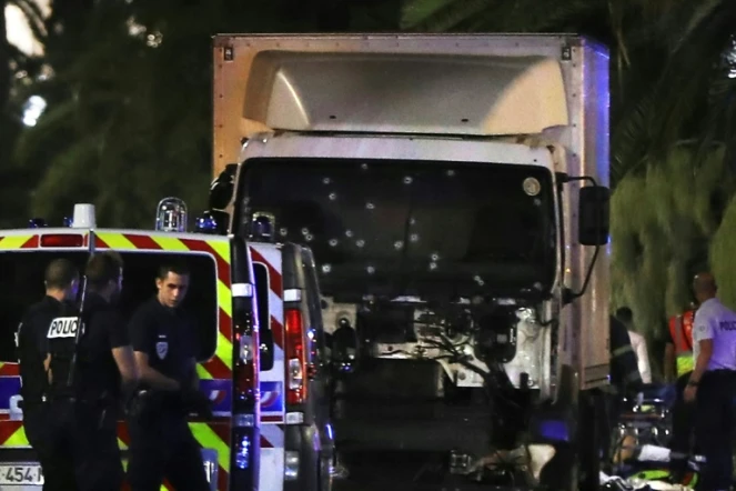 Des policiers entourent le camion à bord duquel l'auteur de l'attentat de Nice a foncé dans la foule sur la Promenade des Anglais, le 14 juillet 2016
