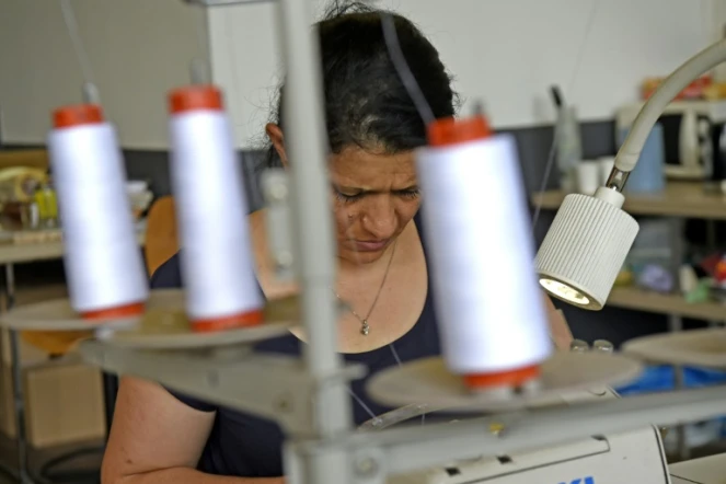 Une femme travaille dans l'atelier de l'association Plateau Fertile, le 25 juillet 2019 à Roubaix