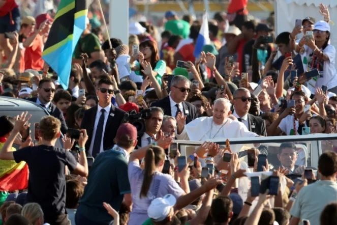 Le pape François salue la foule avant la messe de clôture des Journées mondiale de la jeunesse (JMJ) à Lisbonne, le 6 août 2023 