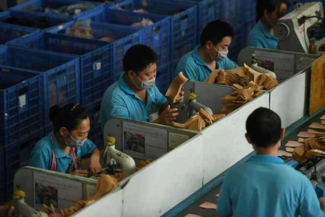 Des travailleurs sur une chaîne de production d'une usine de Dongguan, en Chine, le 14 septembre 2016
