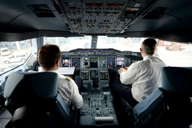 Le cockpit d'un Airbus A380 de la Lufthansa, le 4 juin 2014 à Hambourg dans le nord de l'Allemagne