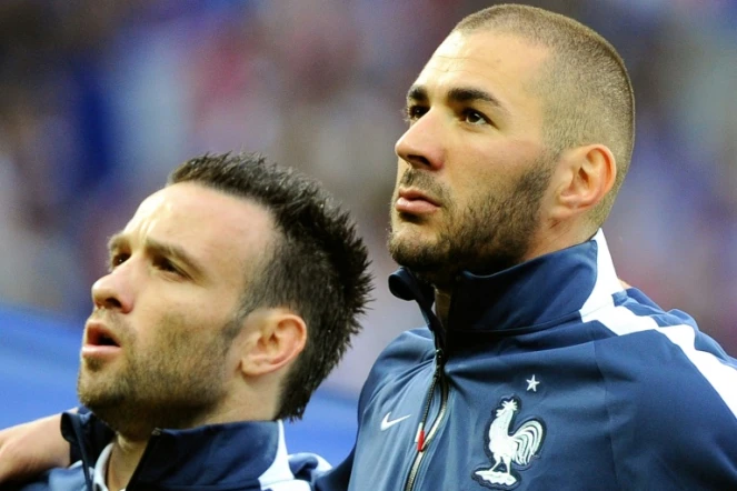 Les attaquants des Bleus Mathieu Valbuena et Karim Benzema avant un match amical contre la JamaÏque, le 8 juin 2014 à Villeneuve-d'Ascq