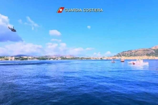 Extrait d'une vidéo fournie par les garde-côtes italiens montrant les secours à la recherche de personnes disparues après le naufrage d'un voilier de luxe au large de la côte de Porticello, en Sicile, le 19 août 2024