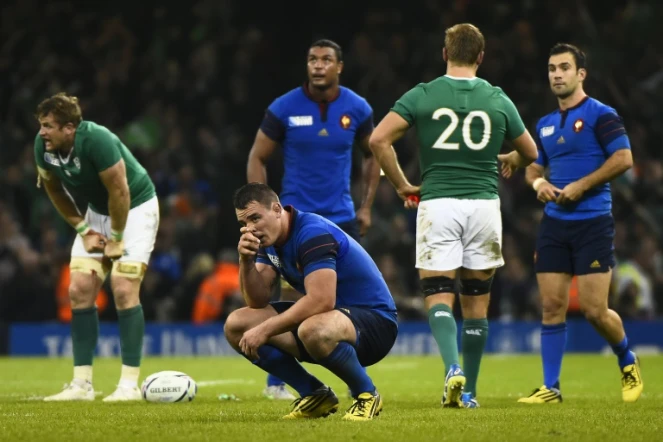 Louis Picamoles (C) après la défaite de la France contre l'Irlande en Coupe du monde le 11 octobre 2015 au Millenium Stadium de Cardiff