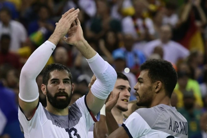 Les Bleus du handl dont Nikola Karabatic (g) savourent leur qualification en finale aux JO de Rio après leur victoire face à l'Allemagne, le 19 août 2016