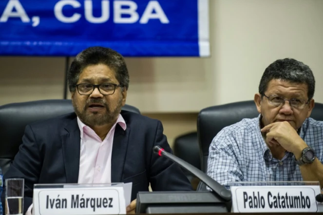 Ivan Marquez (g), le chef de la délégation des Farc pour les pourparlers de paix, lors d'une conférence de presse, le 19 janvier 2016 à La Havane, à Cuba