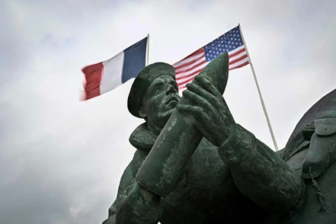 Les drapeaux des Etats-Unis et de la France au-dessus du monument d'Utah Beach, le 1er juin 2024, à Sainte-Marie-Du-Mont, dans la Manche, à l'occasion des commémorations du 80e anniversaire du Débarquement