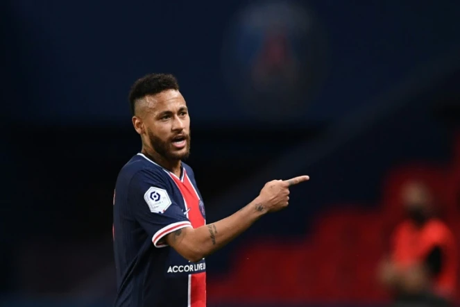 Le joueur brésilien du PSG Neymar quitte le terrain après un carton rouge à la fin du match de L1 de son équipe contre Marseille (OM) au Parc des Princes à Paris le 13 septembre 2020.