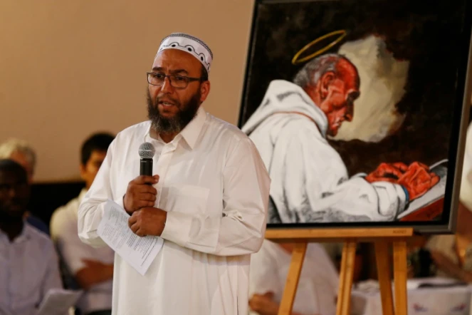 Un imam prend la parole lors de la veillée organisée à Saint-Etienne-du-Rouvray le 30 juillet 2016 en mémoire du père Jacques Hamel égorgé par deux jihadistes