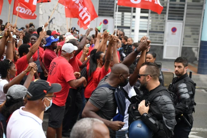 Des manifestants devant la préfecture de Martinique à Fort-de-France, le 30 novembre 2021