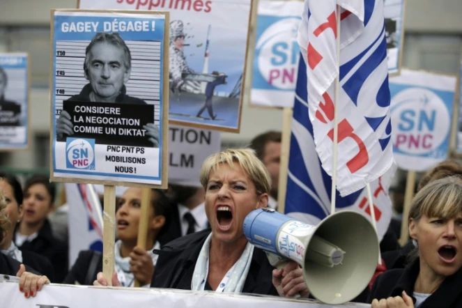 Des salariés d'Air France manifestent devant le siège de la compagnie à Roissy-en-France, le 5 octobre 2015