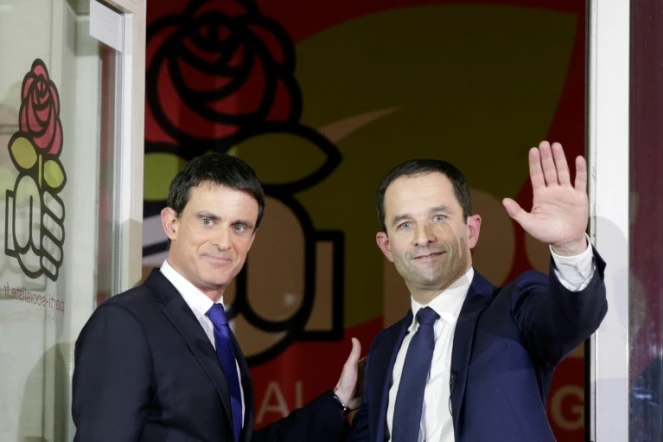 Manuel Valls (g) et Benoît Hamon, le 29 janvier 2017 au siège du PS à Paris