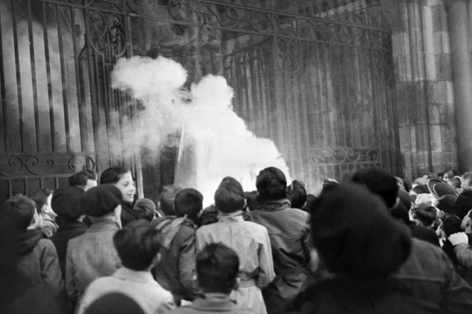 L'effigie du Père Noël pendue aux grilles de la cathédrale et brulée sur le parvis par les patronages catholiques, à Dijon le  24 décembre 1951