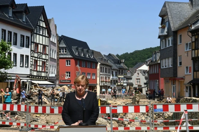 La chancelière allemande Angela Merkel dans la ville sinistrée de Bad Munstereifel, le 20 juillet 2021