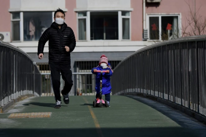 Un homme et un enfant masqués à Pékin, le 30 janvier 2020